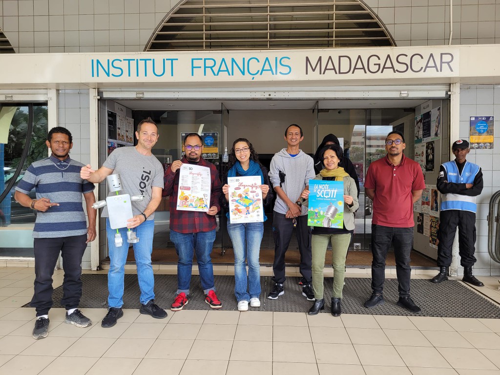 Institut-français-de-Madagascar_sur-scène_avec-léquipe_Etienne-SIBILLE-1024×768